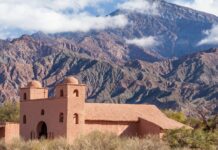 Barro, sol y memoria: la Ruta del Adobe en Catamarca y por qué construir en barro es una opción estética