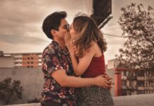 El beso en crisis: por qué cada vez más argentinas lo buscan fuera de la pareja
