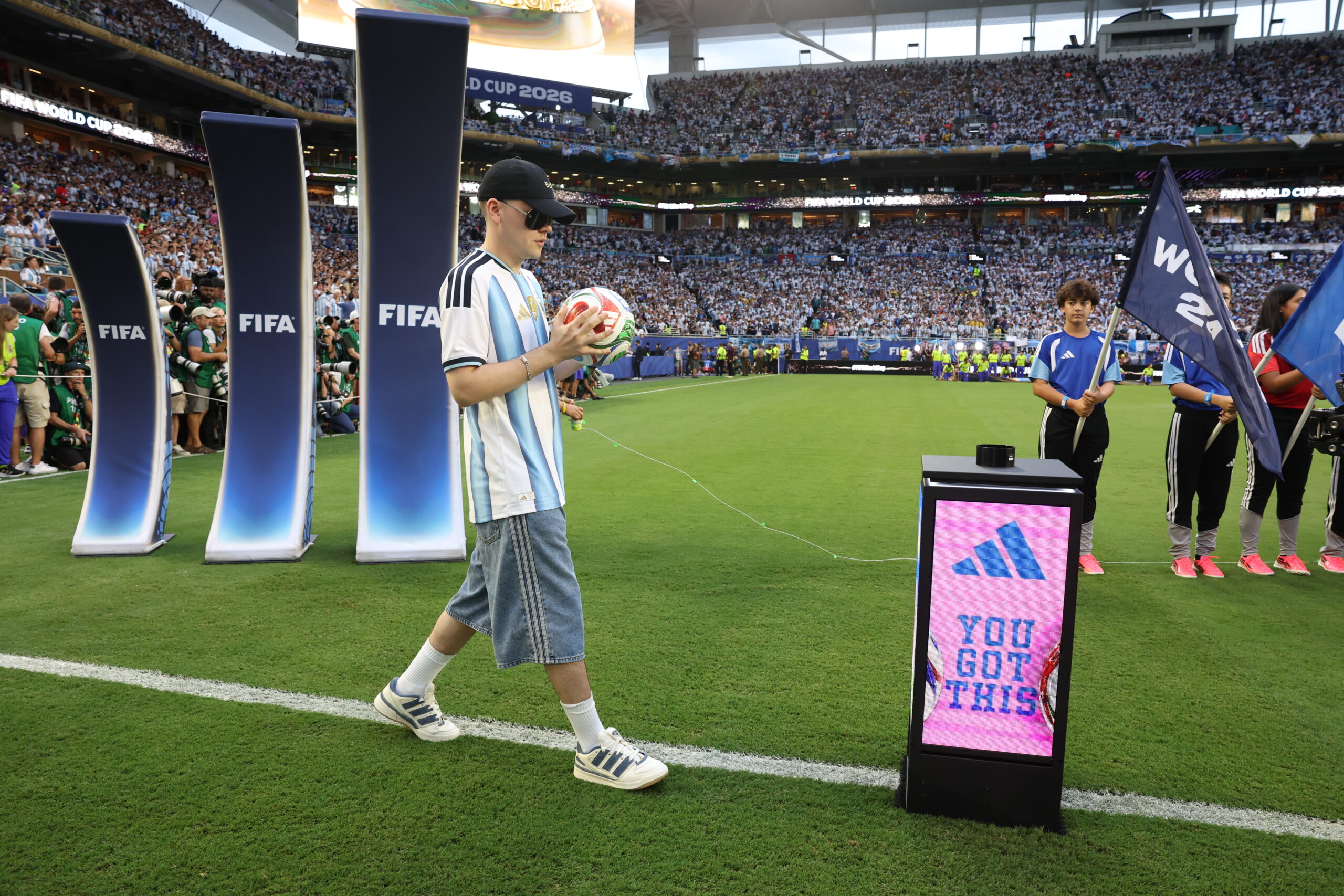 Bizarrap y el balón del Mundial: la foto que confirma que ya juega en otra liga