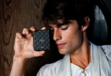 Motorola lleva la tecnología al terreno del lujo: cristales Swarovski, bienestar y carga inalámbrica